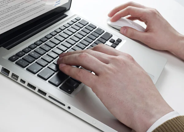 Using a laptop and mouse — Stock Photo, Image