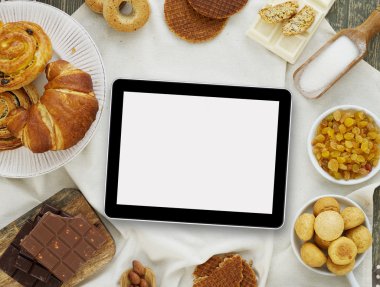 Dijital tablet, tatlılar ve malzemeler