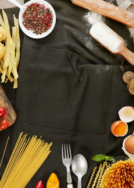 Grembiule cucina, ingredienti e pasta — Foto Stock