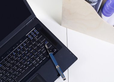 Dizüstü bilgisayar, kalem ve blueprins