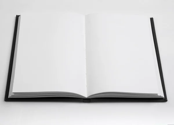 Offenes Buch über Weiß — Stockfoto