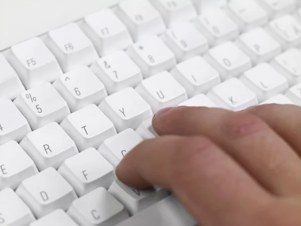 Finger auf der Tastatur — Stockfoto