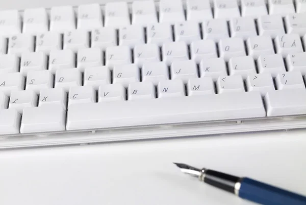 Klawiatura komputerowa i długopis — Zdjęcie stockowe
