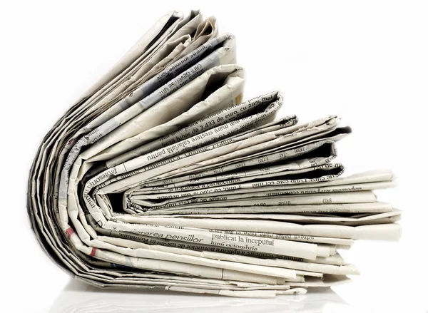 Zeitungen stapeln sich auf weiß — Stockfoto