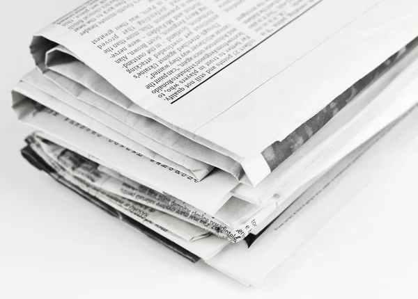 Zeitungen in Großaufnahme auf weiß — Stockfoto