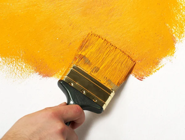Duvarda boya fırçası — Stok fotoğraf