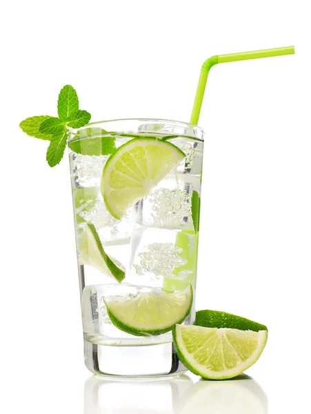 Mojito cocktail op wit — Stockfoto