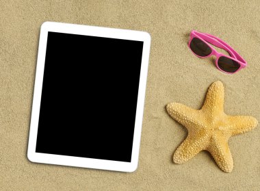 Tablet, güneş gözlüğü ve deniz yıldızı