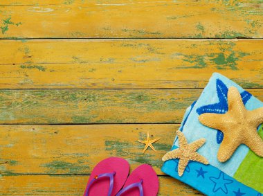 Ahşap üzerine plaj aksesuarları