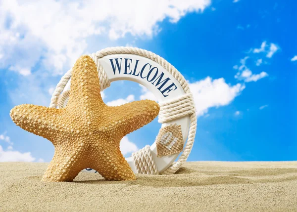 Estrella de mar y señal de bienvenida en la playa — Foto de Stock