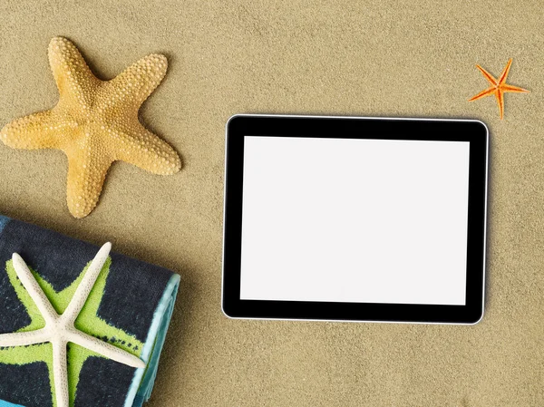 Tablet, asciugamano e stelle marine — Foto Stock