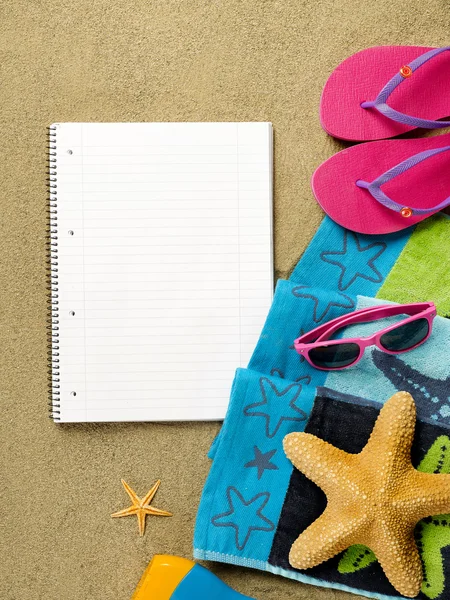 Strand scène met notitieboek — Stockfoto