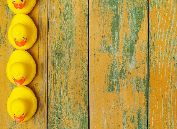 Patos de goma sobre madera — Foto de Stock