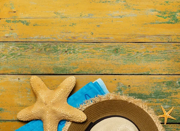 Sombrero de paja y estrella de mar — Foto de Stock