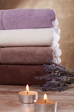 Masanın üzerine havlu