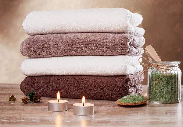 Handdoeken, kaarsen en zout — Stockfoto
