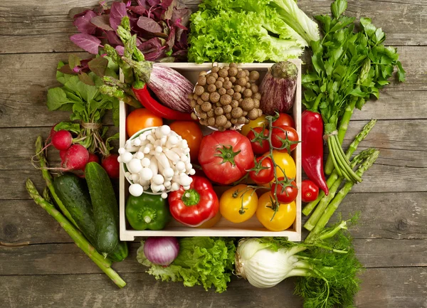 Warzywa w skrzyni — Zdjęcie stockowe