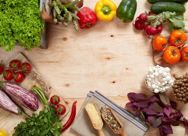 Verduras en la mesa de madera — Foto de Stock