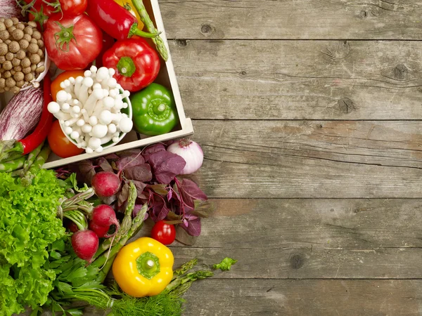 Verduras frescas en la mesa de madera — Foto de Stock