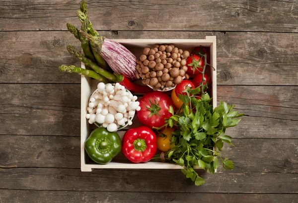 Legumes em uma caixa — Fotografia de Stock