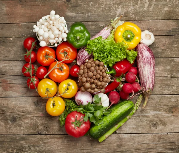 Ahşap masa üzerinde sebze kalp