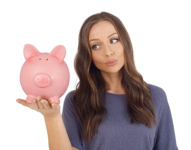 kumbara arayan genç bir kadın