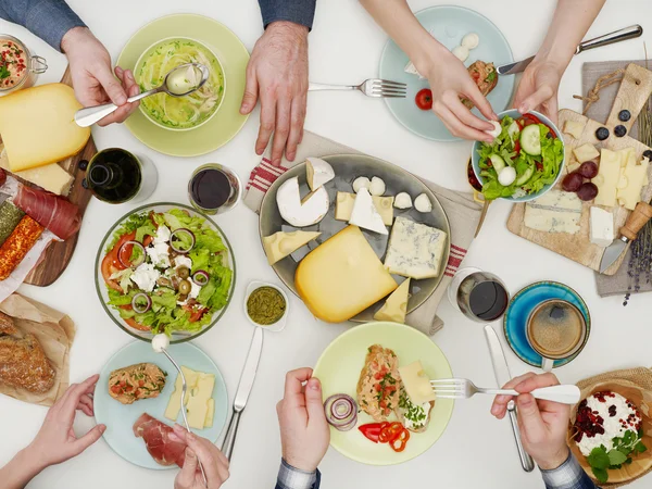 Vrienden met diner — Stockfoto