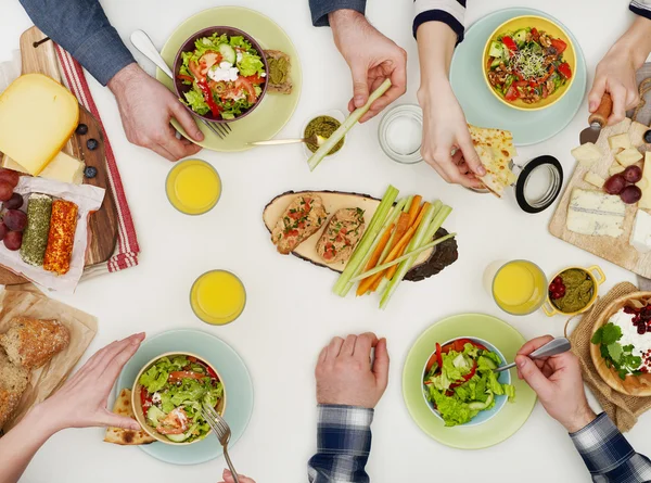 Blick von oben auf Freunde beim Abendessen — Stockfoto