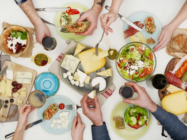 Cena familiar en la mesa — Foto de Stock