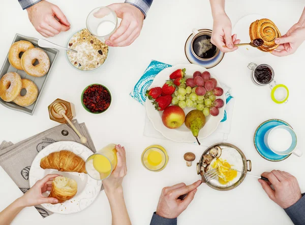 Семейный завтрак на столе — стоковое фото