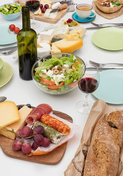 Table à manger avec de la nourriture — Photo