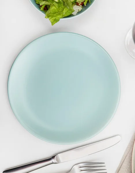 Placa vacía en una mesa de comedor — Foto de Stock