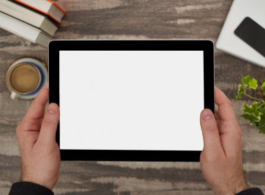 Dijital tablet kullanan bir adam