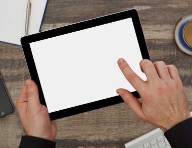 Dijital tablet kullanan bir adam