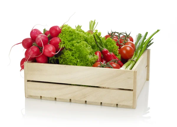 Овощи на деревянном ящике — стоковое фото