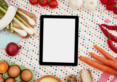 Dijital tablet ve pişirme malzemeleri