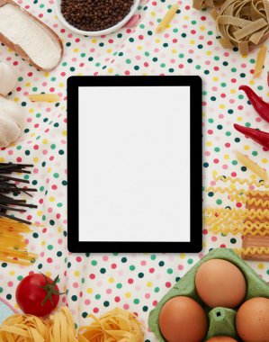 Dijital tablet, makarna ve malzemeler