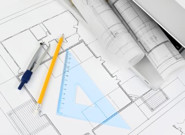 Masanın üzerinde planları proje