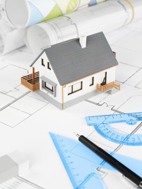 Masanın üzerinde konut yapı