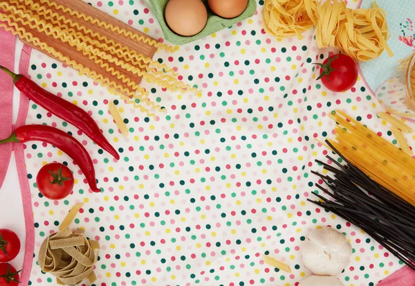 Nudeln und Zutaten kochen — Stockfoto