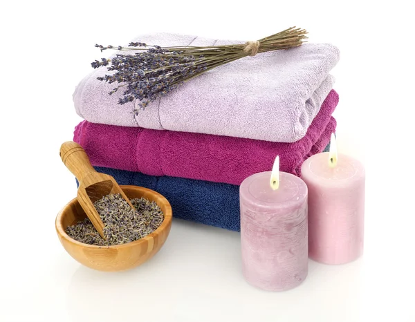 Handdoeken, kaarsen en lavendel — Stockfoto