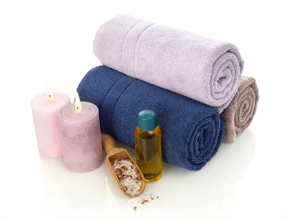 Handdoeken, kaarsen, badzout en olie — Stockfoto