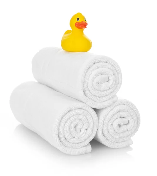 Gumową kaczkę na białe ręczniki — Zdjęcie stockowe