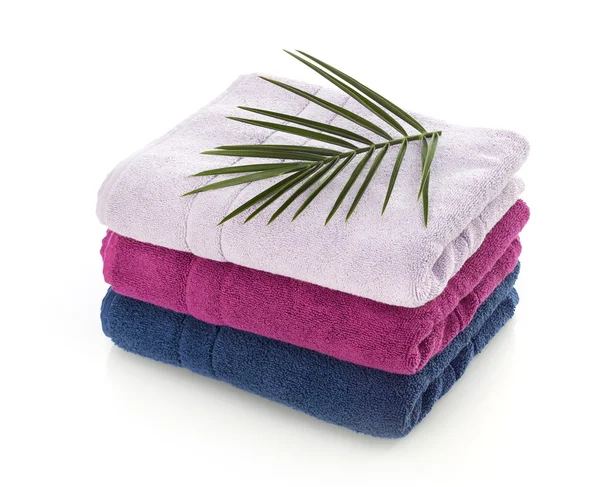 Asciugamani puliti su bianco — Foto Stock
