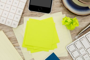 Dağınık masasında yapışkanlı not