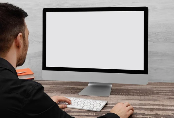 Mann benutzt einen Computer — Stockfoto