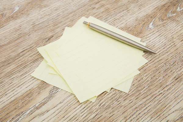 Zelfklevende note op Bureau — Stockfoto