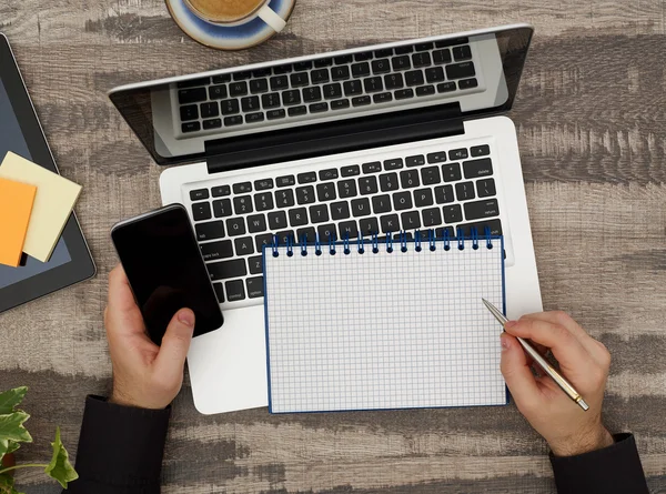 Multi-tasking, man aan het werk op laptop — Stockfoto