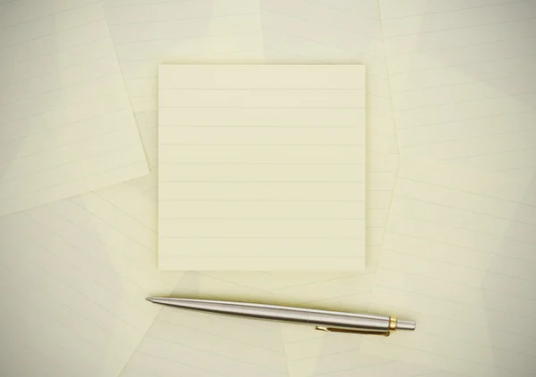 Notas adesivas em branco e caneta — Fotografia de Stock