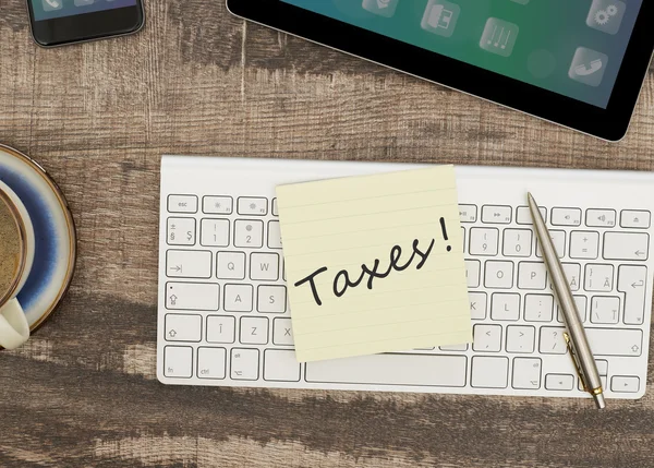 Mensagem de impostos na mesa de escritório — Fotografia de Stock